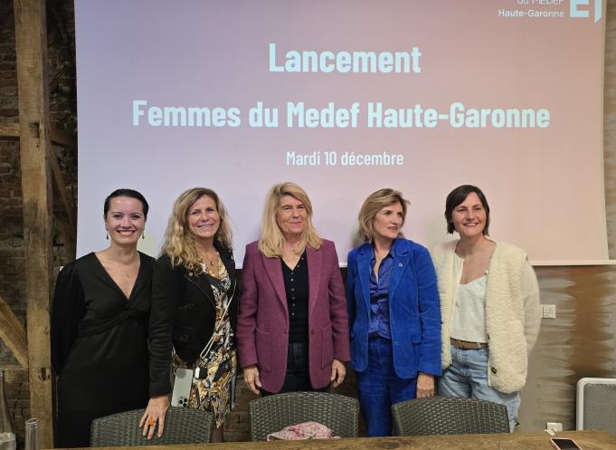 De gauche à droite : Charlotte Carla, vice-présidente du Comex40, Valérie Jimenez, présidente déléguée du Medef 31, Dominique Faure, ancienne ministre et élue à Saint-Orens-de-Gameville et Toulouse Métropole, Patricia Vialle, présidente du réseau Femmes du Medef et présidente du Medef Landes et Charlotte Frey, vice-présidente du Comex40. (Photo Dorian Alinaghi Entreprises Occitanie)