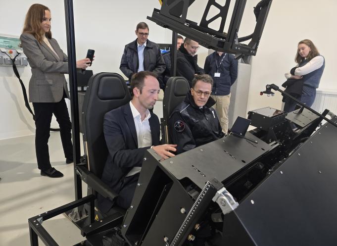 De gauche à droite : Jérémy Caussade, président et co-fondateur d'AURA AÉROJérémy Caussade, Damien Cazé, directeur général de l’Aviation civile. (Photo Dorian Alinaghi Entreprises Occitanie))