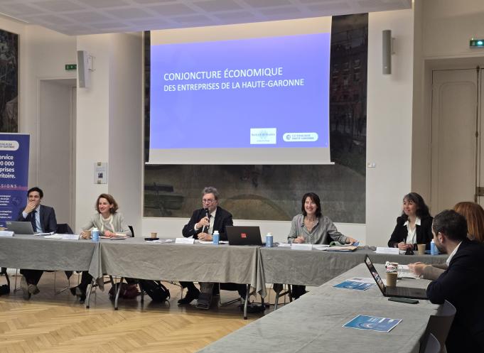 De gauche à droite : Vincent Foussal, responsable du service études économiques, Christine Bardinet, directrice régional de la Banque de France, Patrick Piedrafita, président de la CCI Toulouse Haute-Garonne. Marie-Anne Hugo-Magnan, responsables études et aménagement du territoire et Nadège Fantin, chargée d'études - service études et aménagement du territoire. (Photo Dorian Alinaghi Entreprises Occitanie)