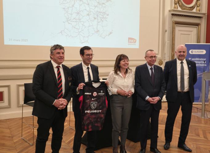 De gauche à droite : Didier Lacroix, président du Stade Toulousain, Jean-Pierre Farandou, président du groupe SNCF, Carole Delga, présidente de la région Occitanie, Pierre-André Durand, préfet de la région Occitanie et de la Haute-Garonne et Jean-François Rezeau, président de la CCI Occitanie. (Photo Dorian Alinaghi Entreprises Occitanie) 