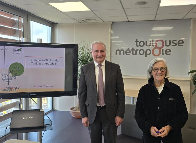 Jean-Luc Moudenc, maire de Toulouse et président de Toulouse Métropole, lors de la conférence de presse dédiée au PLUi-H, en présence d’Annette Laigneau, vice-présidente en charge de l’urbanisme. L’élu a salué quatre années de travail collectif et a remercié l’ensemble des maires des 37 communes, mobilisés pour bâtir un document intégrant les exigences de la loi Climat et Résilience. (Photo Dorian Alinaghi)