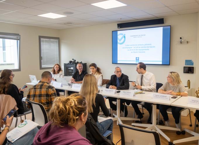 De gauche à droite : Eléonore Patau, responsable du pôle contrôle et du pôle juridique, David Berlureau, responsable du département contrôle et lutte contre la fraude, Céline Fourcade, directrice comptable et financière, Gérard Merlin, directeur adjoint, Rémi Ghezzi, sous-directeur du service aux partenaires, Sylvie Lambinet et Virginie Marra, contrôleuses des opérateurs sociaux. (Photo Caf)