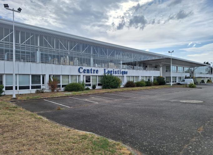 Derrière les quelque 7 700 références du magasin, un défi très concret : inventorier les stocks et préparer le passage de relais tout en continuant à répondre aux besoins des sites. (Photo DGAC Toulouse) 