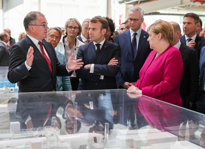 Philippe Mhun, directeur des programmes Airbus, Emmanuel Macron et Angela Merkel, lors de leur visite. ©Rémi Benoît. 
