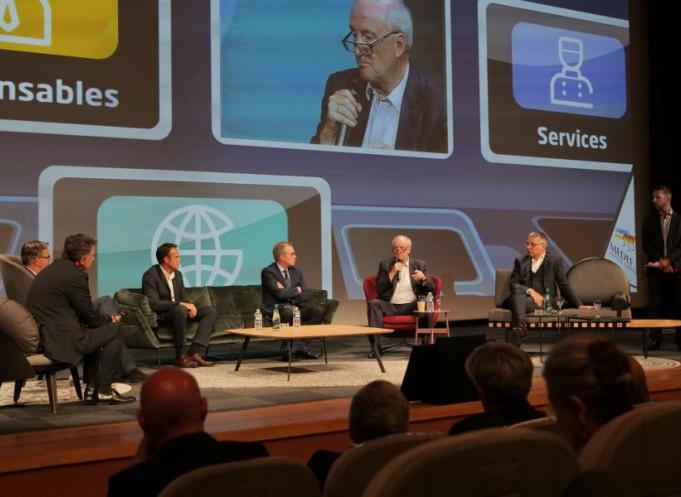 Hubert Védrine, Piere-Marie Hanquiez et les partenaires de la soirée Top Eco. Crédit : Loïc Bel.