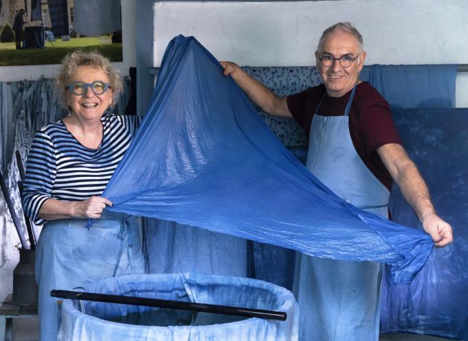 Fondée à Toulouse (Haute-Garonne / Occitanie) par Annette Hardouin et Yves Patissier, AHPY Créations Bleu de Pastel conjugue passion, expertise et responsabilité environnementale. (Phot Manuel Huynh)