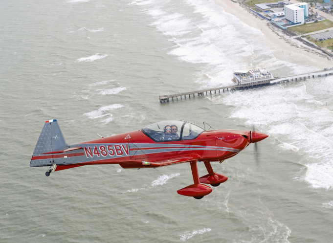 L'INTEGRAL R survolant la jetée de Daytona Beach. (Photo James Darcy)