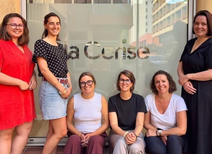 De gauche à droite : Émilie Rodriguez, chargée de relations médias, Bérénice Laconte, chargée de relations médias, Coppélia Bedet, chargée de relations médias junior, Chloé Torz-Dupuis, directrice conseil & co-fondatrice, Sophie Lacroix, directrice conseil & co-fondatrice et Lauren Wharton, chargée de relations médias. (Photo La Cerise)