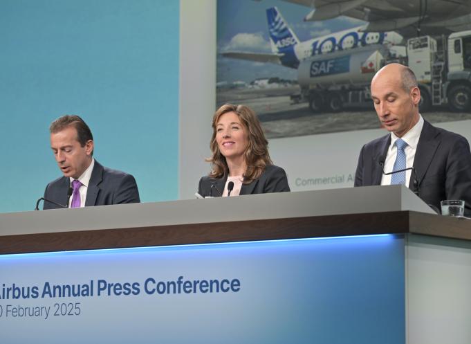 De gauche à droite : Guillaume Faury, président-directeur général d'Airbus, Julie Kitcher, directrice du développement durable et de la communication d'Airbus et Thomas Toepfer, directeur financier d'Airbus. (Photo Airbus)