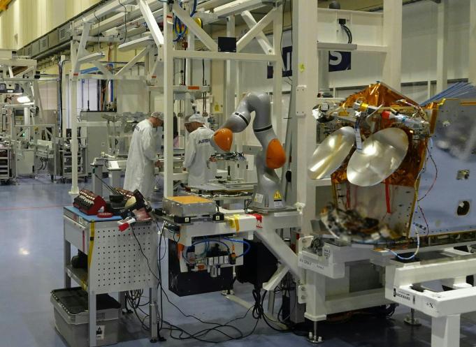 Le contrat, signé fin 2025, porte sur l’assemblage, l’intégration et les tests des satellites OneWeb, avec une montée en cadence industrielle sur la ligne d’intégration située à Toulouse. (Photo Segula Technologies)