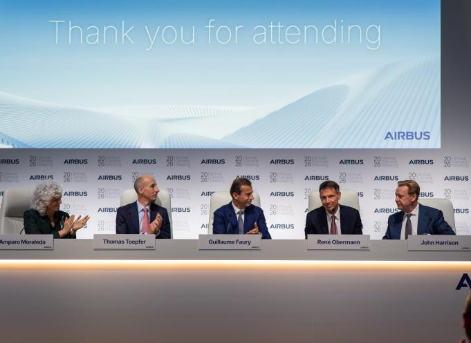De gauche à droite : Amparo Moraleda, qui prendra la présidence du conseil d’administration d’Airbus le 1er octobre 2026, Thomas Toepfer, directeur financier du groupe, Guillaume Faury, président exécutif d’Airbus, René Obermann, actuel président du conseil d’administration, et John Harrison, general counsel du groupe. (Photo : Airbus)