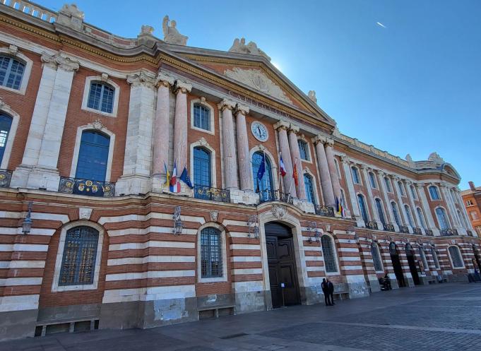 En raison de la retransmission sur écran géant du TFC, du Stade Toulousain et de la Traviata, les terrasses seront fermées place du Capitole à Toulouse, samedi 29 avril 2023. (Photo : Anthony Assémat - Entreprises Occitanie)