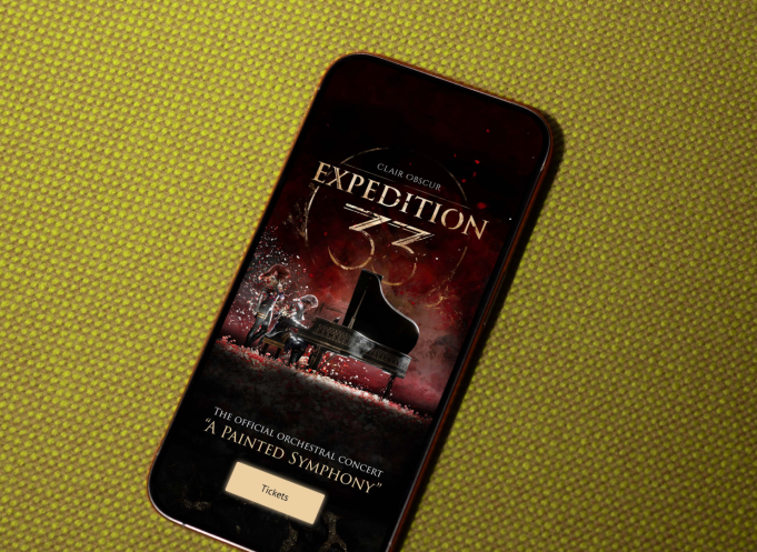 Clair Obscur : Expédition 33, l’univers vidéoludique devenu phénomène culturel, prend une nouvelle dimension scénique avec la tournée orchestrale “A Painted Symphony”, portée par l’expertise digitale de Supercolor. (Photo Supercolor)