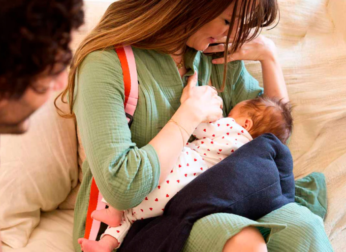 Le coussin favorise une position sans tensions ni crispations musculaires (bras et dos) qui surviennent quand on doit soutenir un nourrisson. (Photo Petits Cadors)