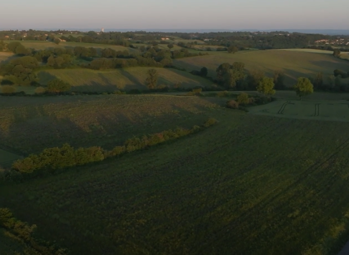 Vue aérienne de l’Agri-parc d’Auzeville, situé à moins de 15 km de la place du Capitole. Une proximité immédiate avec Toulouse qui permet aux productions locales d’approvisionner directement les marchés et restaurants de la métropole. (Photo Sicoval)