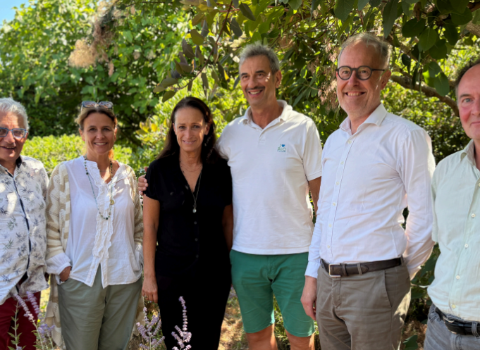 De gauche à droite : Raphaël Allouch, Sonia de Saint-Ours, Sophie Berdoues-Coudouy, Charles Kloboukoff, Hubert Sizaire et Richard Madignier, réunis pour sceller une étape majeure dans l’histoire du Groupe Berdoues. (Photo Groupe Berdoues°