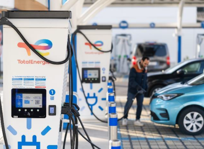 Borne de recharge haute puissance dans une station TotalEnergies de Toulouse : à partir du 1er septembre, le prix chute à 0,45 €/kWh, offrant jusqu’à 25 % d’économie aux automobilistes. (Photo TotalEnergies)