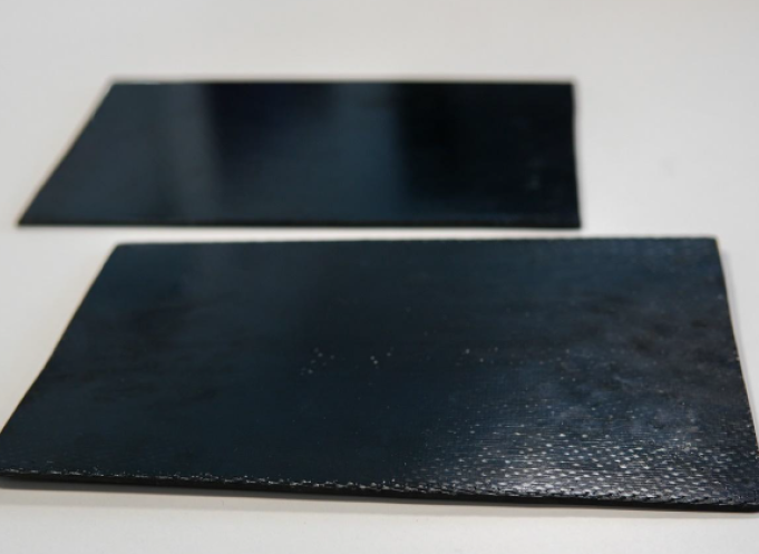 Plaques composites carbone/phthalonitrile issues d’un procédé d’infusion RTM. (Photo IRT Saint Exupéry)