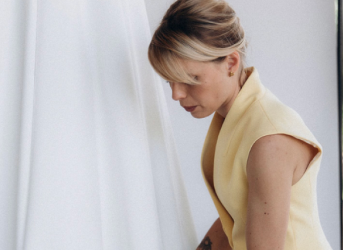 Après plus de dix ans au sein de maisons de mode parisiennes, Céline Ménard développe désormais son univers depuis son showroom-atelier toulousain. (Photo Céline Ménard)