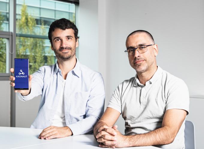 Nicolas Ricard et Nicolas Michel, co-gérants d'Axonaut, densifient leur offre avec la possibilité de créer un Compte Pro pour gérer l'ensemble des finances des TPE et des petites PME. (Photo : Axonaut/Julie Cousse)