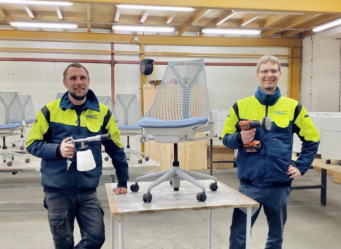 "Notre atelier d’Albi est un laboratoire capitalisant sur l'expertise accumulée depuis 10 ans, pour industrialiser nos process, tout en maintenant le niveau de qualité qui fait notre réputation sur le marché", explique le fondateur (à droite), Christophe Cote. (Photo Adopte un bureau).