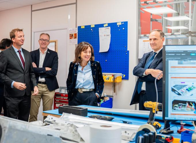 Carole Delga et Olivier Sichel en visite sur le site de Delair à Labège, aux côtés des équipes de l’entreprise, pour réaffirmer le soutien régional et national à la filière drone. (Photo Léo Arcangeli / région Occitanie)