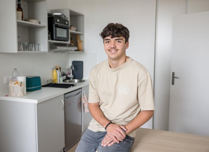 Enzo, étudiant en première année de licence STAPS à Nîmes, fait partie des premiers résidents de Spacio, une résidence étudiante gérée par Promologis sous la marque Yellome. (Photo : Sofiane Bensizerara)