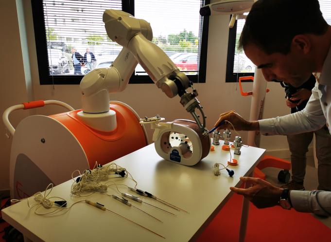 Le robot Epione aide les radiologues interventionnels à planifier, guider et confirmer l'ablation percutanée des tumeurs de l'abdomen. La technique mini-invasive consiste à insérer une aiguille à travers la peau jusqu'à la tumeur pour la détruire.