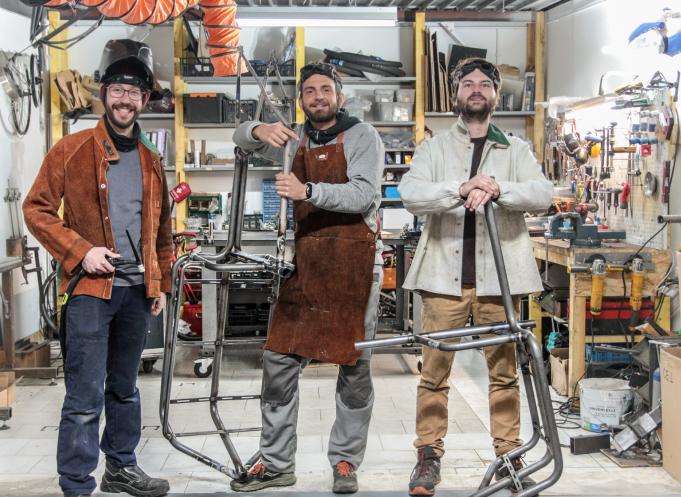 Les trois associés de Botch Cargo Bikes, à Toulouse (Jean Lagard, Alexis Ayrault et Thomas Gras) veulent doubler la production de vélos-cargos en 2024. (Photo : Botch Cargo Bikes)