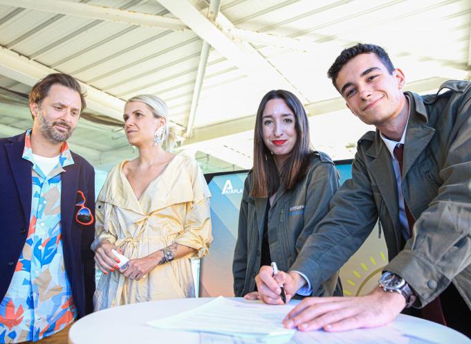 Victor Pouille, président de la junior entreprise de TBS, signant le partenariat lors de la Summer Party