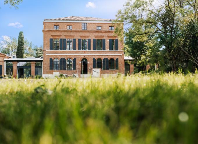 Le campus Eurecia, belle bastide restaurée sur un vaste terrain paysagé à Castanet-Tolosan. 