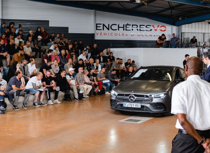 Après plusieurs années de pénurie, les volumes de véhicules d’occasion sont revenus sur le marché. Mais le véritable enjeu ne porte plus seulement sur les flux. (Photo EnchèresVO)