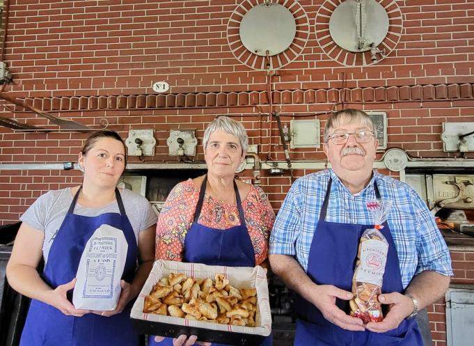 Marie, Véronique et Rémi Deymier sont les héritiers d'une tradition familiale bien ancrée à Carmaux et dans le Tarn : les échaudés ! (Photo : Anthony Assémat - Entreprises Occitanie)