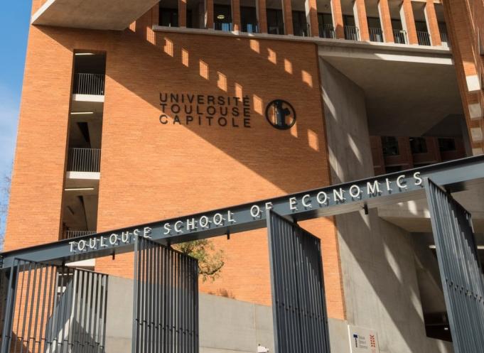 Forte de ses 150 enseignants-chercheurs, dont Jean Tirole, Prix Nobel d’économie 2014, TSE propose différents niveaux de formation de la licence au doctorat, rassemblant 2 000 étudiants. (Photo : X/TSE)