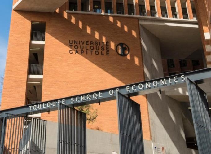En se classant 15e mondiale au prestigieux classement de Shanghai 2025, la Toulouse School of Economics, composante de l’Université Toulouse Capitole, propulse la Ville rose parmi les pôles internationaux qui comptent dans la recherche et l’analyse des grands enjeux économiques contemporains. (Photo : X/TSE)