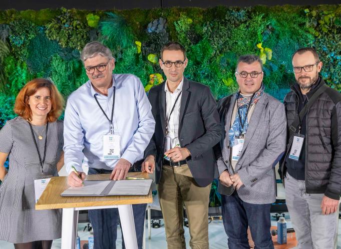 La signature de ces premiers contrats tripartites agroécologiques, avec des coopératives locales, Val de Gascogne et Agribio Union, ainsi que des agriculteurs locaux, marque une avancée majeure pour Nutrition & Santé. (Photo : Lydie Lecarpentier)