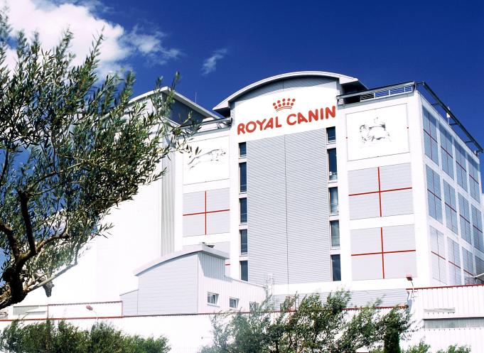 Le "campus" de Royal Canin®, dans le Gard (36 hectares), abrite le siège mondial de la société et fait travailler 1200 personnes. (Photo : Royal Canin®)