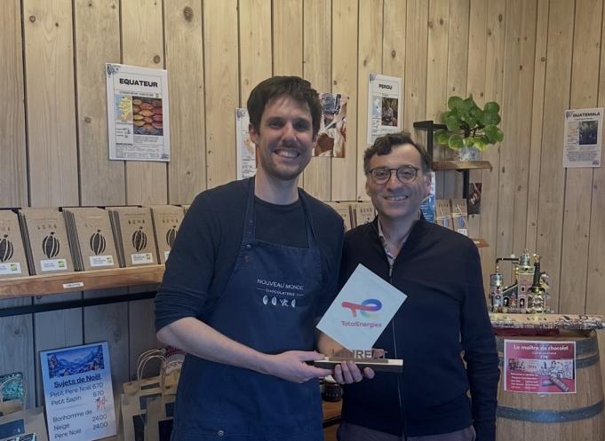 Benjamin Bazogue de la Chocolaterie du Nouveau Monde et Sylvain Panas, directeur régional Occitanie de TotalEnergies. (Photo TotalEnergies) 