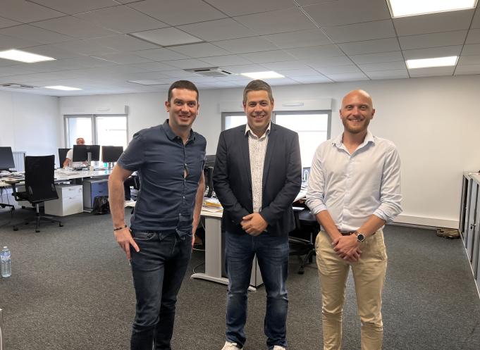 De gauche à droite : Clément Mazella, rédacteur en chef d'Actu Rugby, Pascal Pallas, directeur Occitanie d'Actu.fr et Thomas Righini, commercial. (Photo : Actu Rugby)