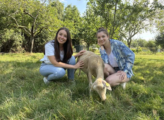 Cette initiative de Clarnie vise à répondre aux besoins de main-d'œuvre agricole tout en offrant des opportunités valorisantes aux jeunes. De gauche à droite : Clara Silveiro et Marnie Atgé. (Photo : Clarnie)