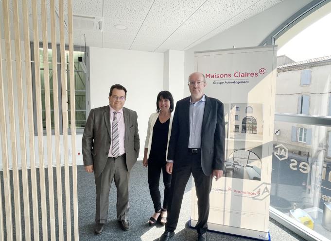 Maisons Claires a inauguré son nouveau siège social de Castres (Tarn). De gauche à droite : Jacques Suchel (président), Sophie Thomas (directrice opérationnelle) et Pierre Clergue (directeur général). (Photo : Maisons Claires)