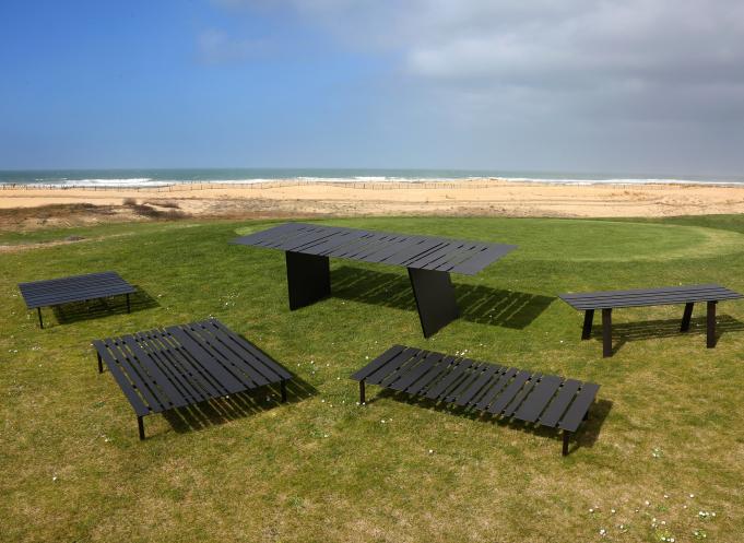 La table à 6 500€ de S Collection, et ses bancs
