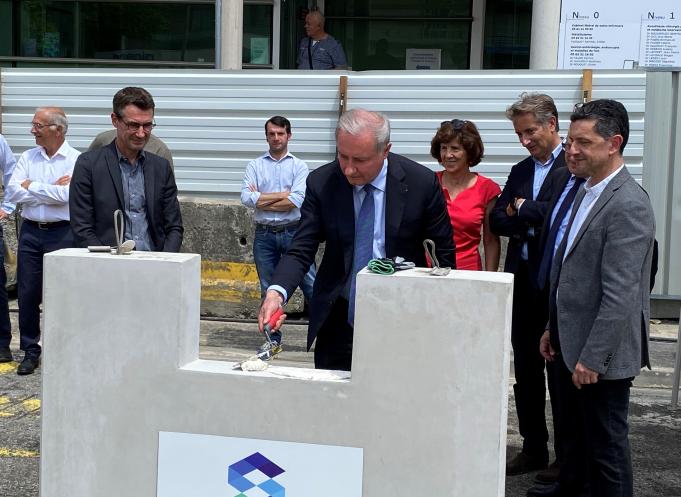 Jean-Luc Moudenc, maire de Toulouse, posant la première pierre symbolique du futur bâtiment