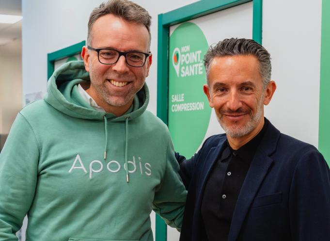 Thomas Brunet, CEO d’Apodis (à gauche) et Stéphane Solinski, directeur général de Pharmacie Lafayette (à droite) lors de la signature du partenariat national exclusif. (Photo Pharmacie Lafayette)
