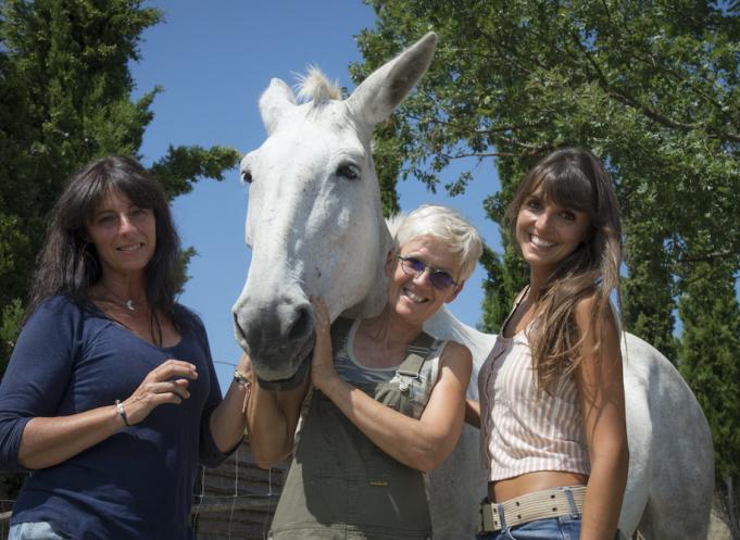 De gauche à droite : Nathalie Jardel, Isabelle Fernandez et Lisa Fernandez, fondatrices du refuge les 3 Dindes. (Photo Les 3 Dindes)