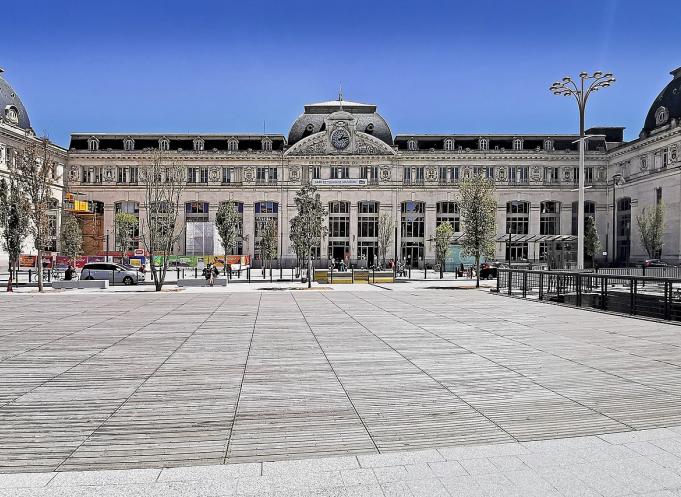 Le parvis de la gare Matabiau à Toulouse a récemment été remis à neuf, dans l'optique d'accueillir la troisième ligne de métro de la Ville rose