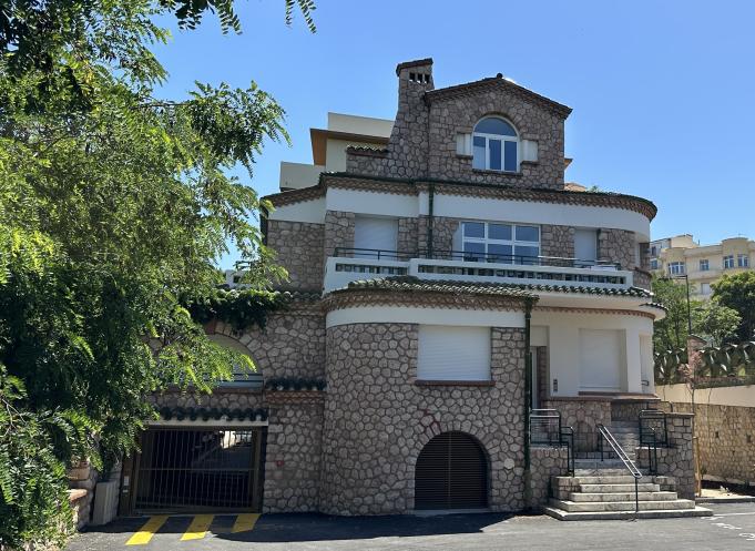 Le programme associe 26 logements neufs et 4 logements réhabilités au sein d’une villa classée d’influence Art déco, reconnaissable à ses céramiques vernissées et ses pierres en granit roses. (Photo Bouygues Immobilier)