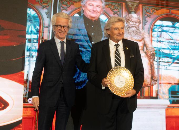Louis Privat, le dirigeant des Grands Buffets (à droite), a reçu le Prix Spécial de l’Authenticité et de l’Artisanat 2025, lundi 25 novembre 2024. (Photo : Mediatome)