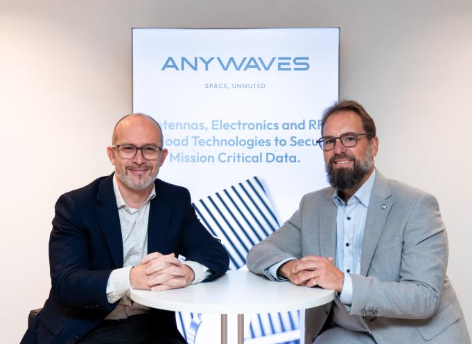 Nicolas Capet, fondateur d'Anywaves et Marc Serres, ancien dirigeant de la Luxembourg Space Agency. (Photo Anywaves)