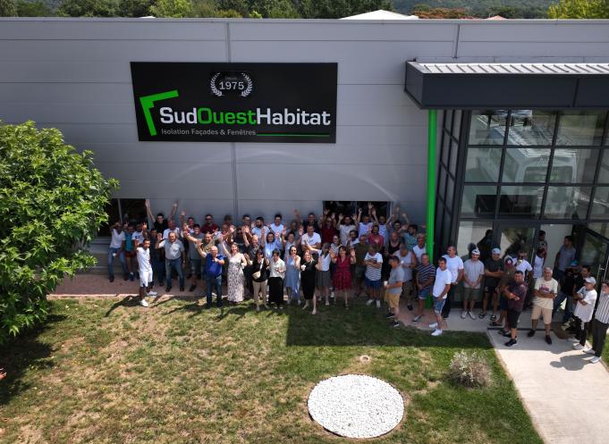 L’équipe Sud Ouest Habitat rassemblée devant le siège de Miélan (Gers), à l’occasion des 50 ans. (Photo Sud Ouest Habitat)